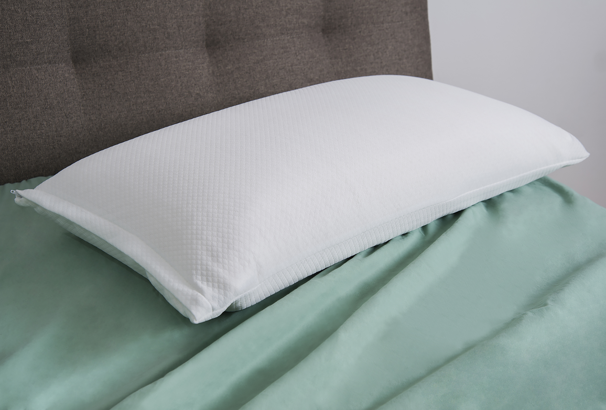 Memory Foam Kissen 40x80 cm im modernen Schlafzimmer – ergonomisches Kopfkissen für erholsamen Schlaf